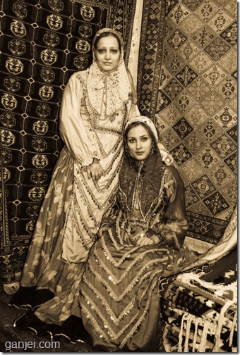 عکس آزاده سلطانی و الناز سلطانی با لباس محلی