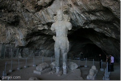 عکس مجسمه شاپور در غار شاپور