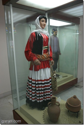 عکس مجسمه زن گیلانی شمالی با لباس محلی